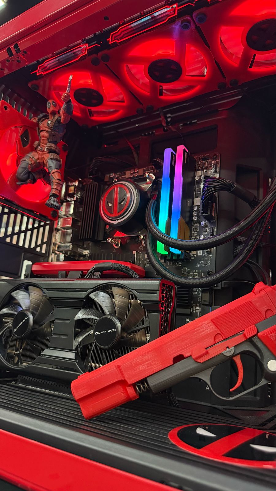 PC Gamer Custom Deadpool Ryzen 7 5700X, RTX 5060, 32GB, 1TB SSD - Imagem 2